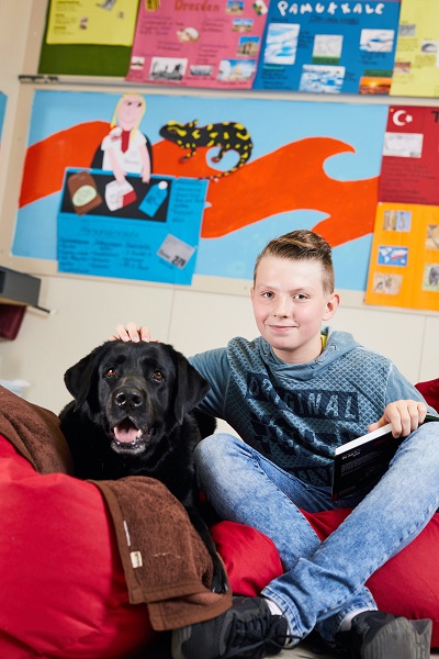 Lesehund Benny bleibt entspannt und macht so das Vorlesen leichter.