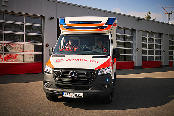 Rettungswagen vor einer Wache