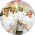 Icon: Gruppe von Personen in Küchenuniform als Symbol für das Team im Haus
