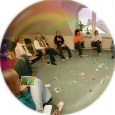 Icon: Verschwomme Darstellung eines Sitzkreises als Symbol für das Team der Psychotherapie