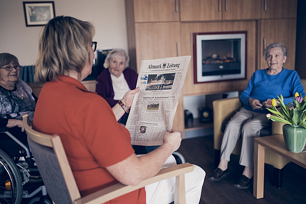 Morgendliche Zeitungsrunde in einer Einrichtung