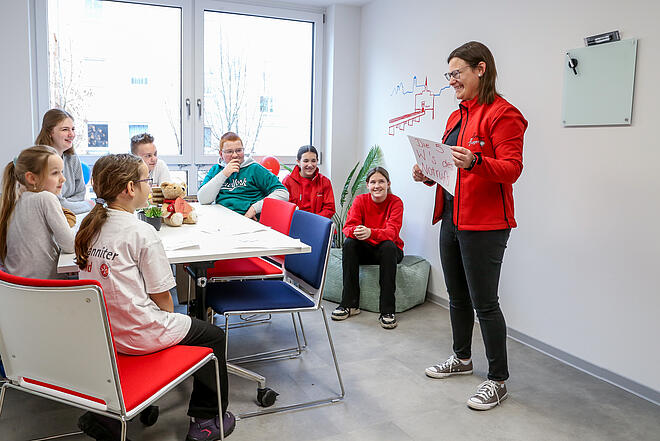 Gruppenstunde im neuen Zentrum: Kinder lernen spielerisch, wie man richtig den Notruf wählt.