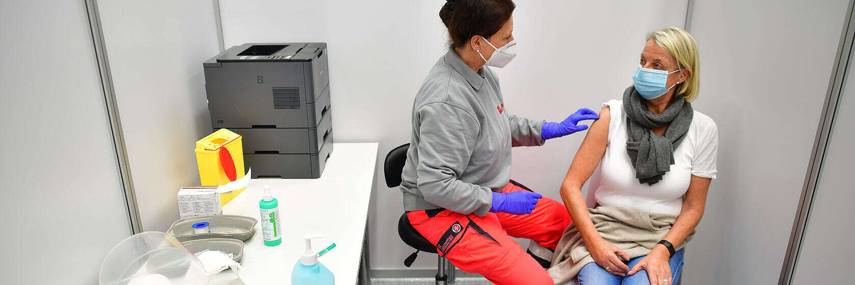 Eine Patientin wird im Impfzentrum der Johanniter in Osnabrück auf ihre Corona-Impfung vorbereitet.
