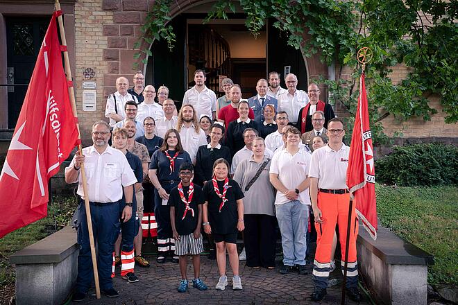 Festgmeinde des Johannistages vor der Kirche.
