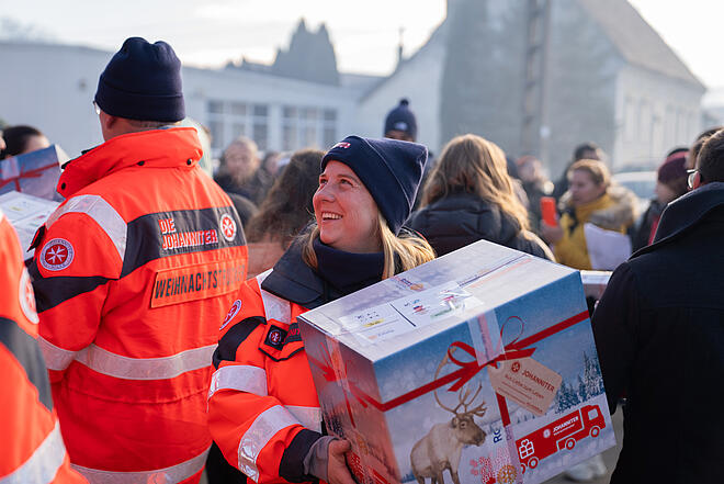 Erenamtliche unterstützen den Johanniter-Weihnachtstrucker
