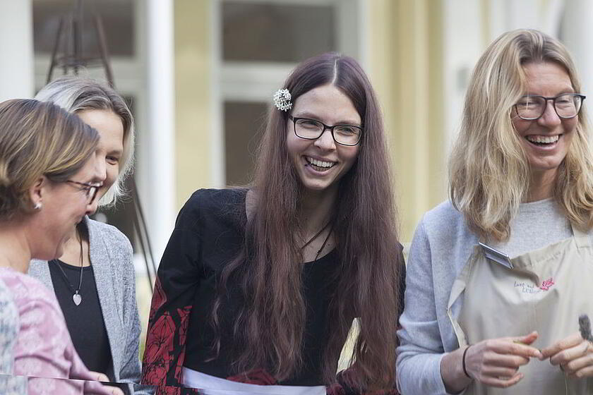 Gruppe Jugendlicher auf dem Gelände der Klinik am Korso