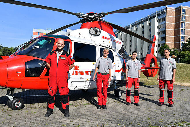 Der Intensivtransporthubschrauber Christoph Rostock mit der Crew der Johanniter Luftrettung und Notärzten des Klinikums Südstadt Rostock. 