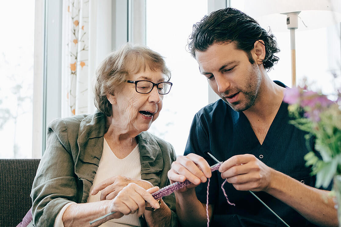 Ein Mann und eine Frau stricken gemeinsam.