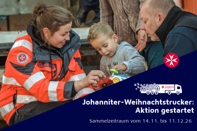 Johanniterin verteilt Spielzeug an ein Kind im Zielland