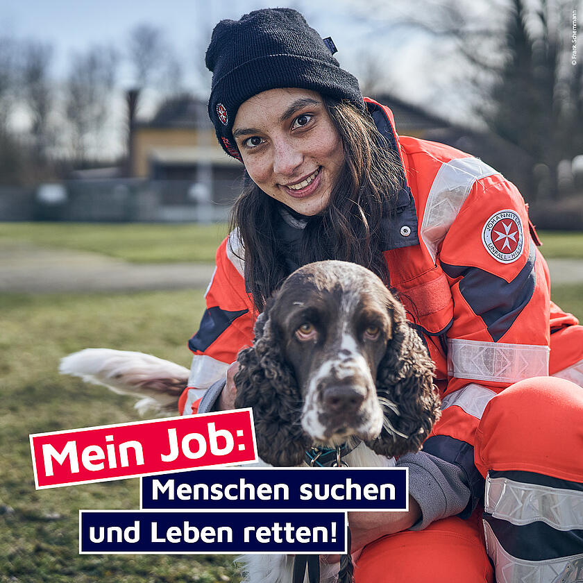 Eine Helferin der Rettungshundestaffel mit ihrem Hund