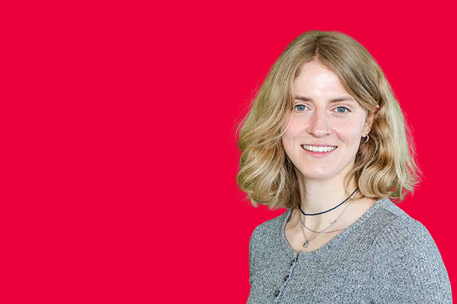 Portrait einer Mitarbeiterin vor rotem Hintergrund