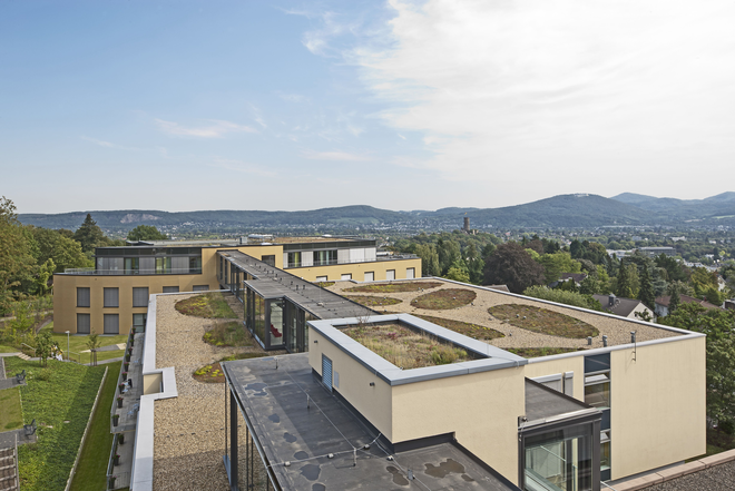 Ausblick von oben über die Dächer der Klinik Richtung Siebengebirge