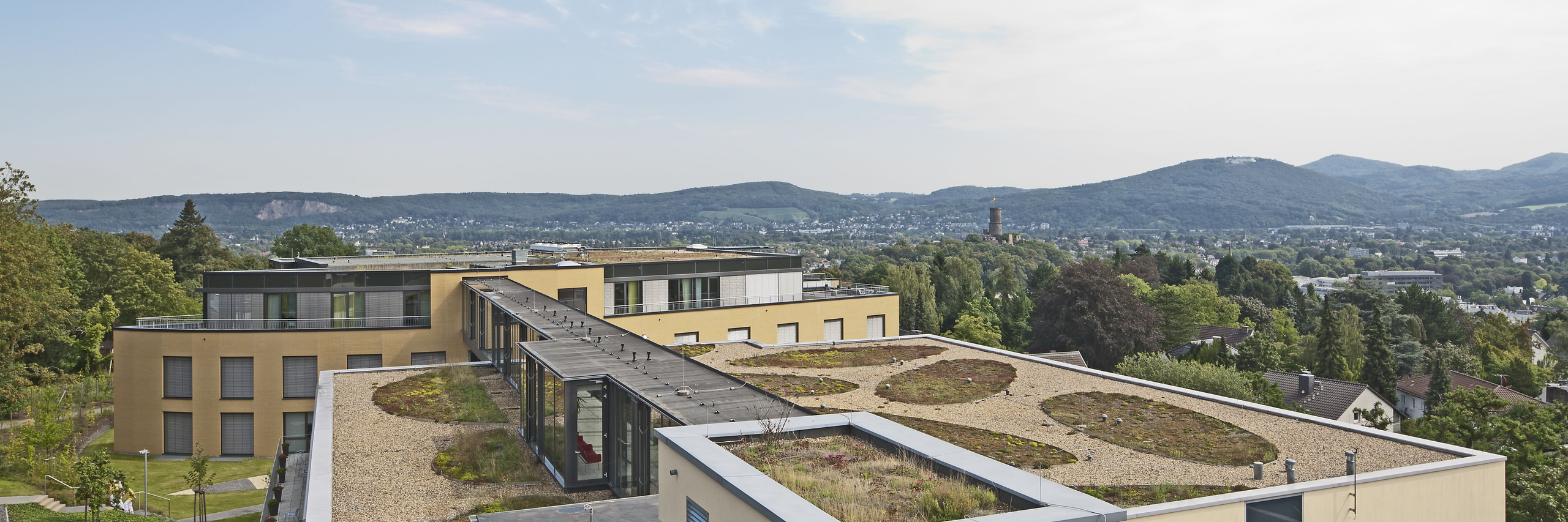 Ausblick von oben über die Dächer der Klinik Richtung Siebengebirge