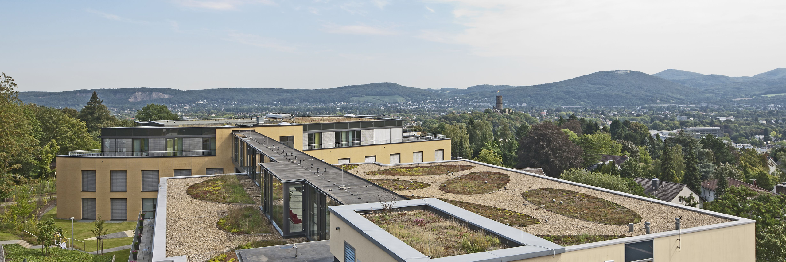 Ausblick von oben über die Dächer der Klinik Richtung Siebengebirge