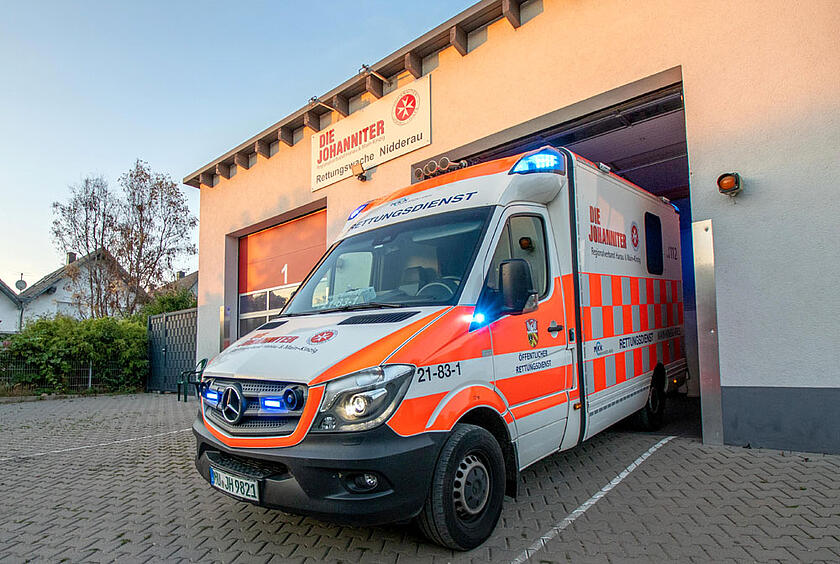 Rettungswache Nidderau: Rettungswagen vor Eingangshalle 