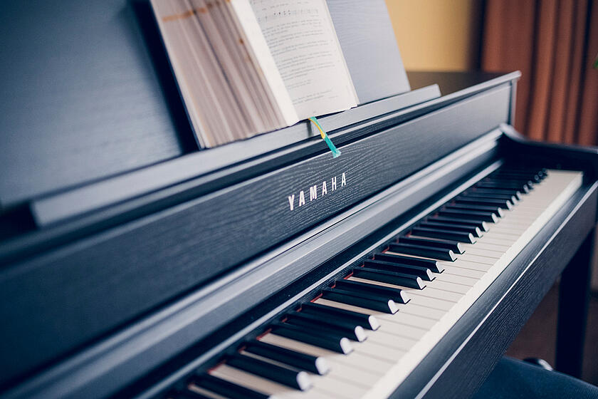 Aufgeklapptes schwarzes Klavier, Tastatur und Noten