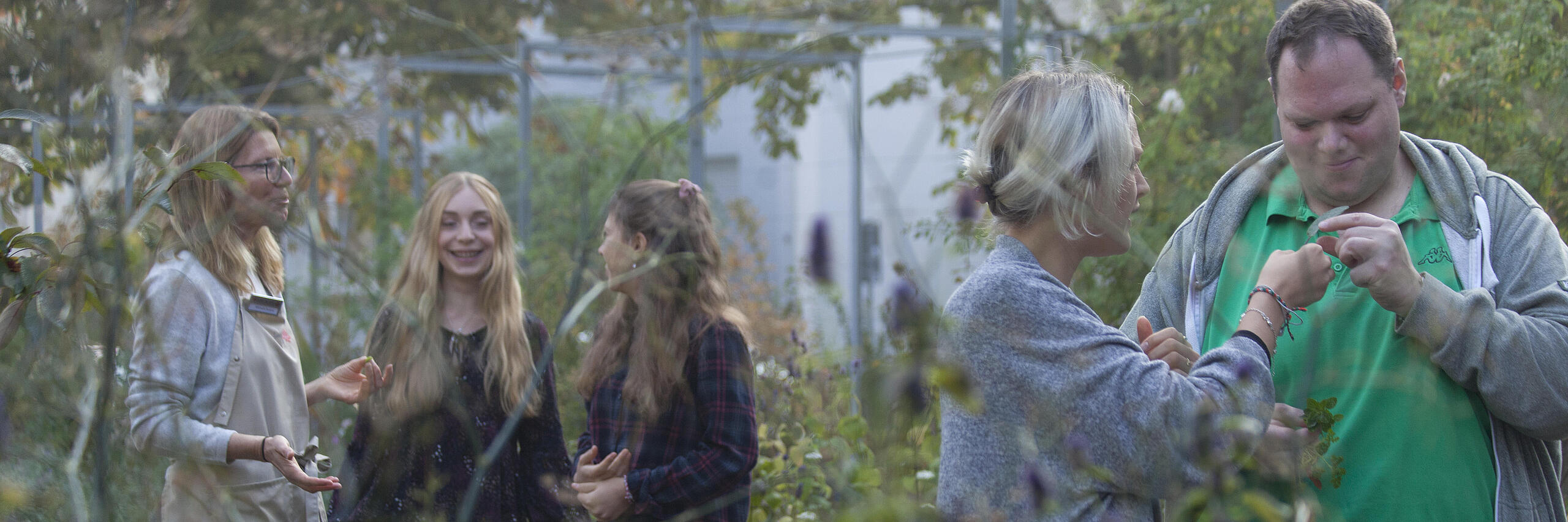 Gruppe Jugendlicher Patientinnen und Patienten im Garten der Klinik am Korso Ernährungstherapie