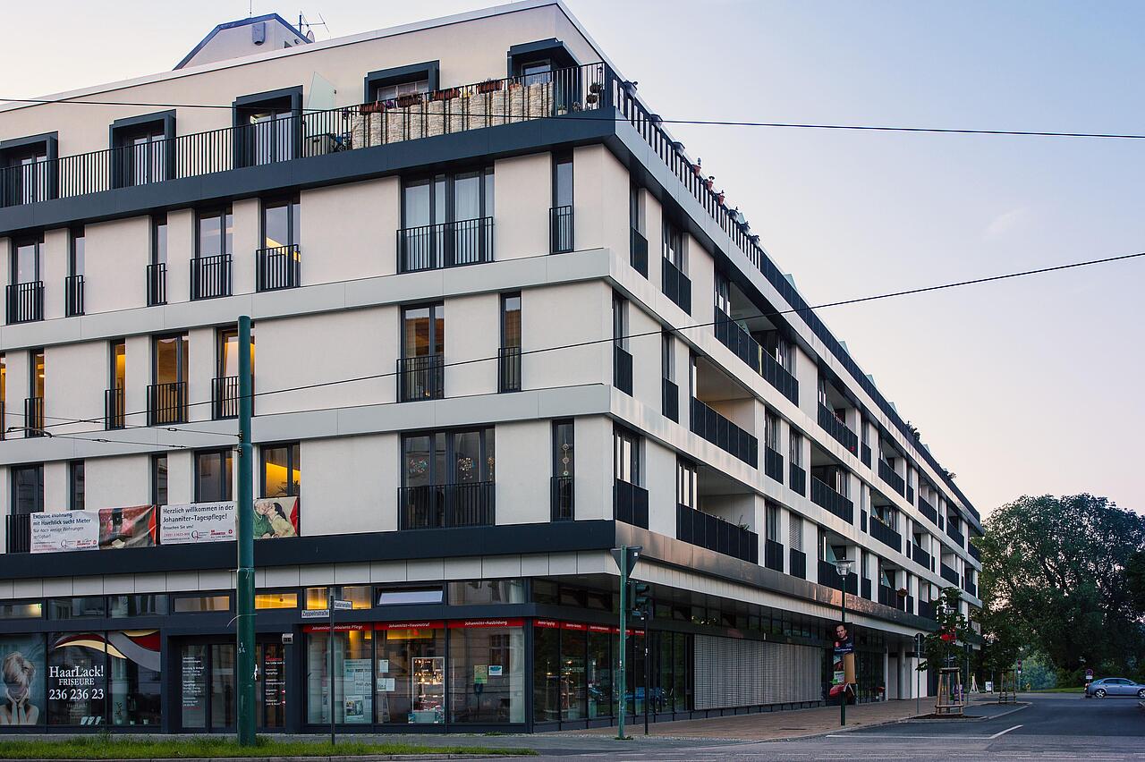 Die Seitenansicht des Johanniter-Quartiers in Potsdam bei Sonnenaufgang.