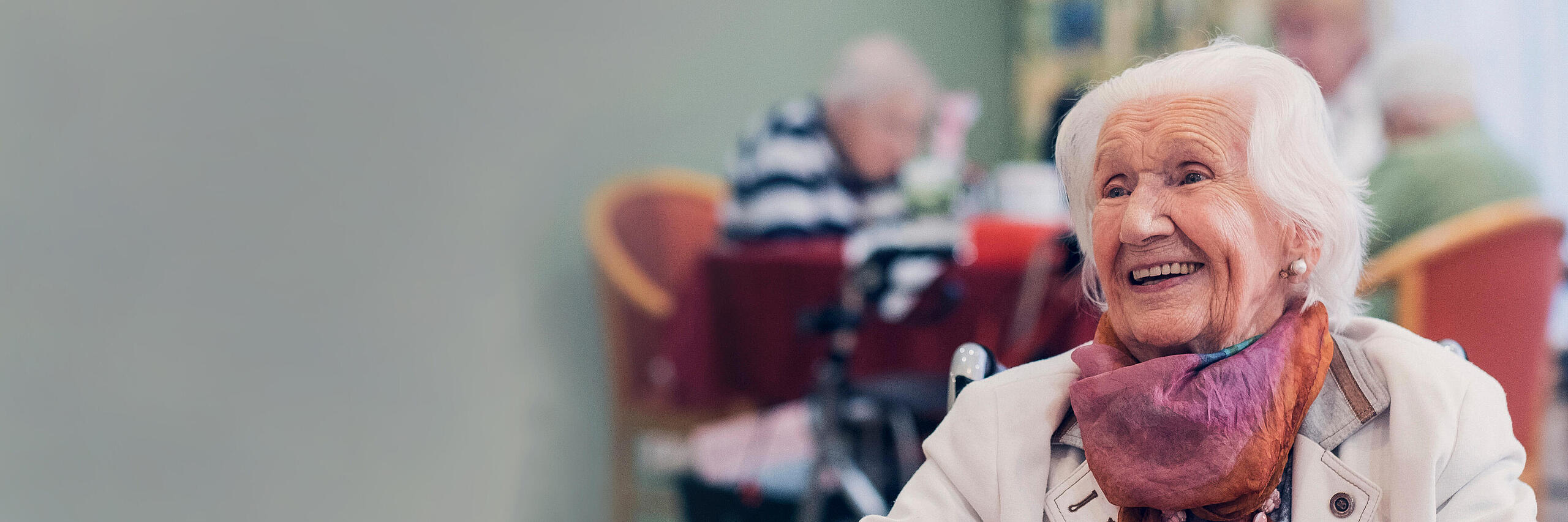 Seniorin im Speisesaal eines Johanniter Seniorenhauses
