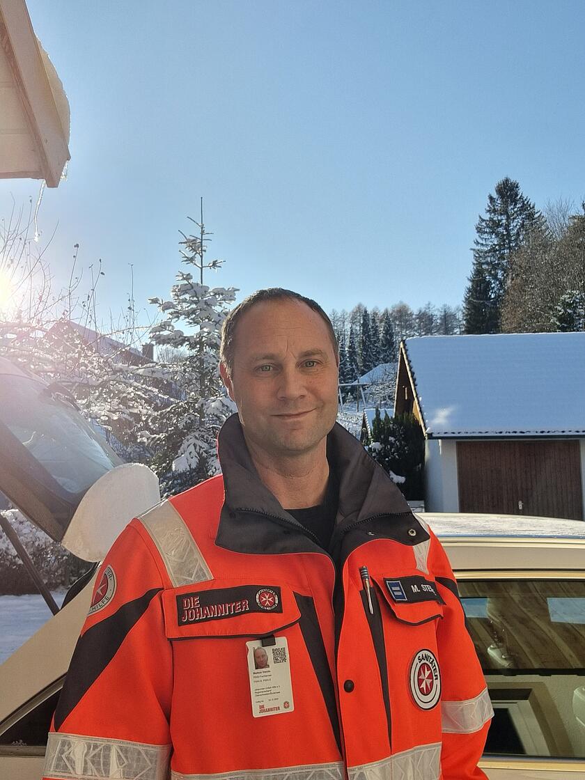 Portrait eines ehrenamtlichen Johanniters in Einsatzkleidung