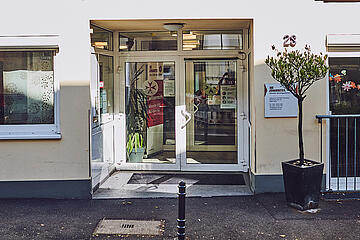 Eingang in das Johanniter-Stift Köln Ehrenfeld.