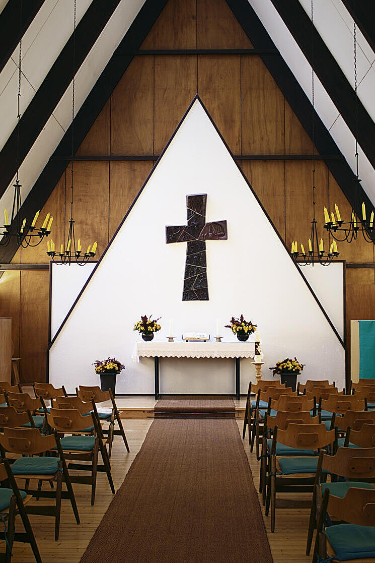 Die Holzkirche liegt auf dem parkähnlichen Geländes des Hospiz