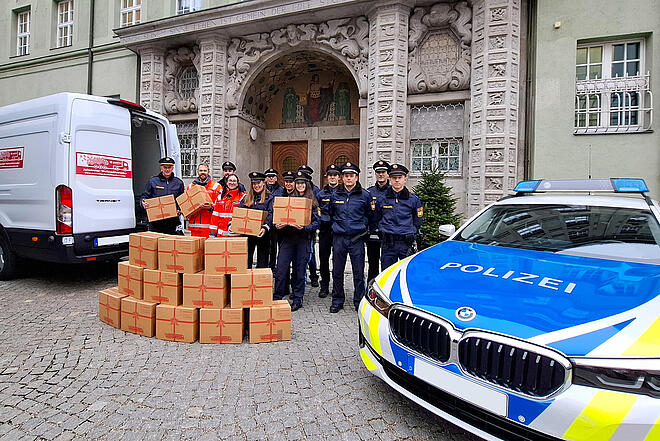 Bayerische Polizei unterstützt den Johanniter-Weihnachtstrucker 
