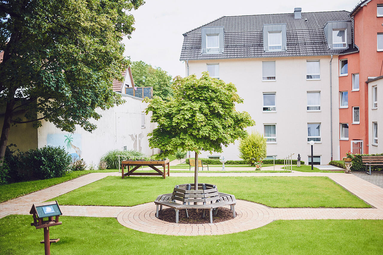 Gartenbänke im gepflegten Garten des Johanniter-Haus Lüdenscheid.