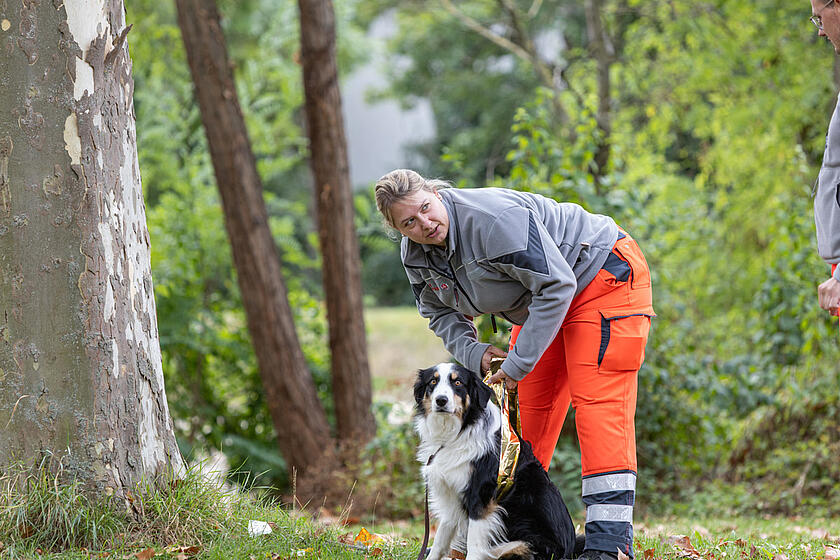 Johanniterin mit Hund beim Training der Hundestaffel.