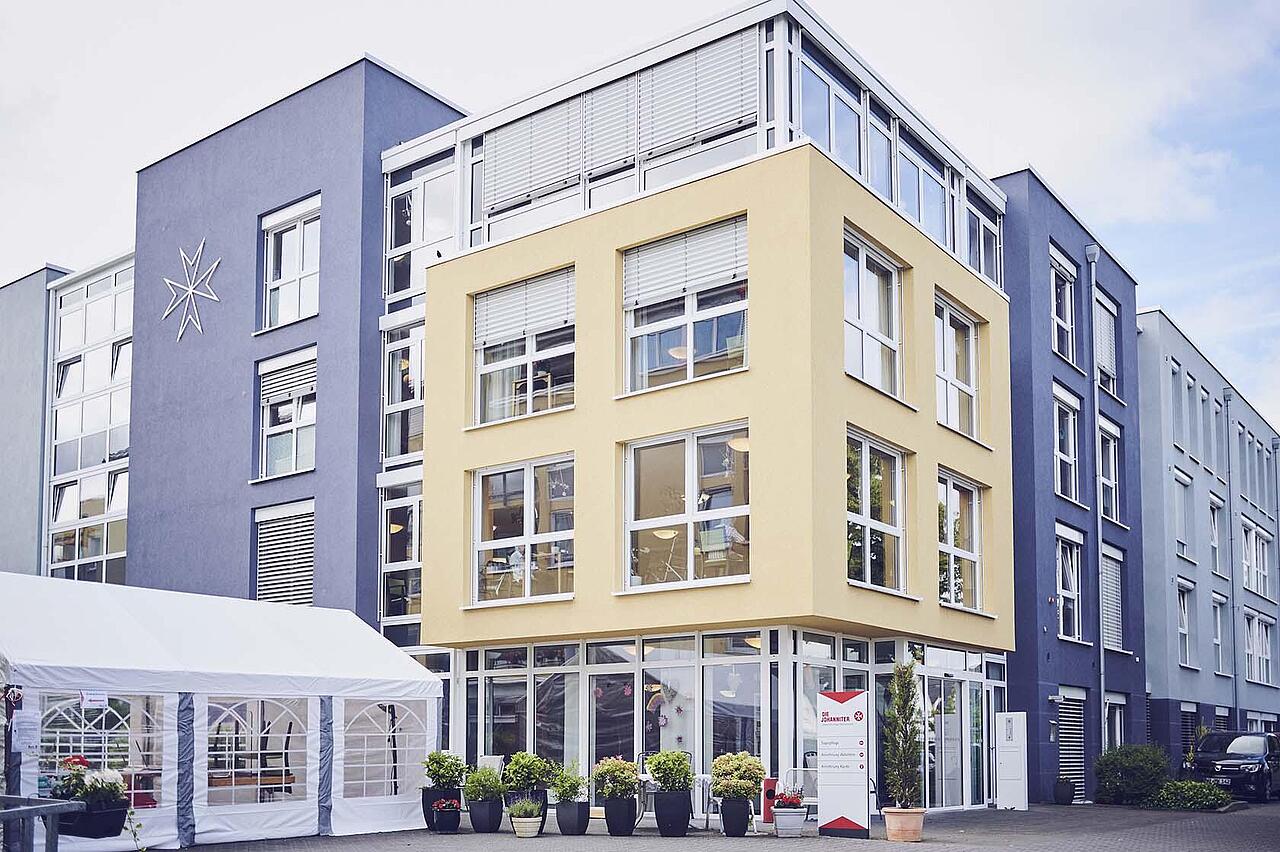 Die bunte Fassade des Johanniter-Hauses Dietrichsroth in Dreieich