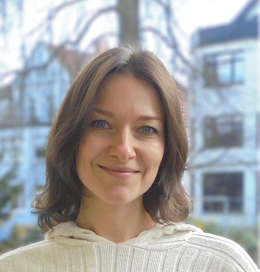 Frau Yahkin, Mitarbeiterin im Team der Ergotherapie an der Klinik am Korso