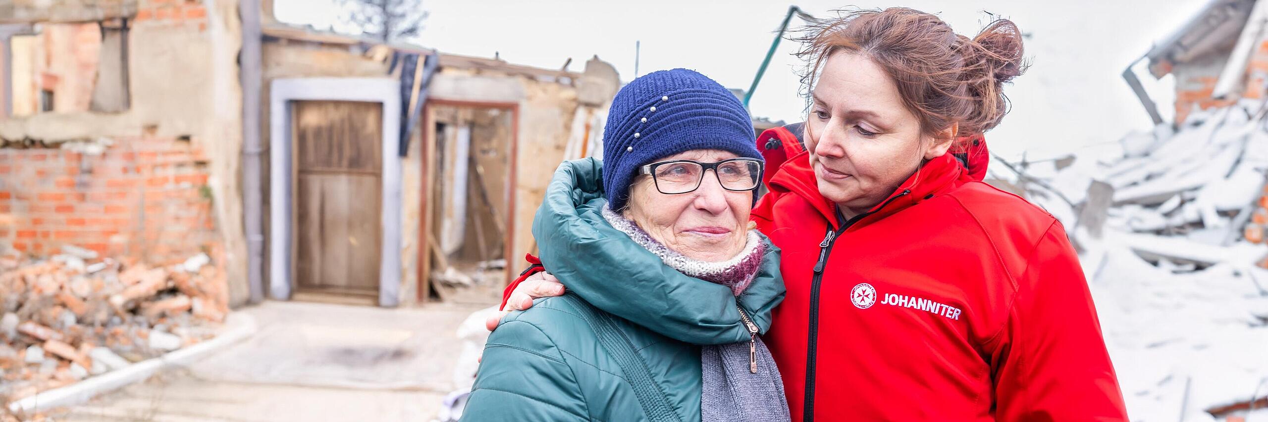 Johanniter-Mitarbeiterin mit älterer Frau aus der Ukraine.
