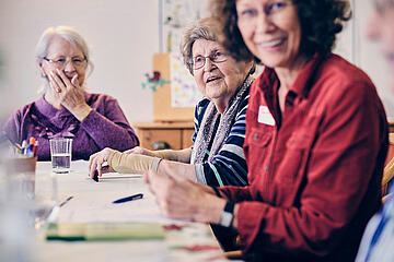 Eine Gruppe von Damen hat Spaß beim Gedächtnistraining