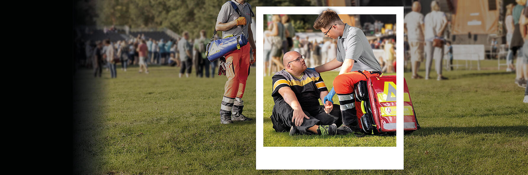 Ehrenamtlich Tätige im Sanitätsdienst bei den Johannitern versorgen einen Mann bei einer Open-Air-Veranstaltung.
