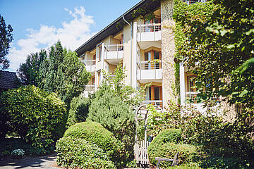 Weg durch die Grünanlage zum Johanniterhaus Sinzig