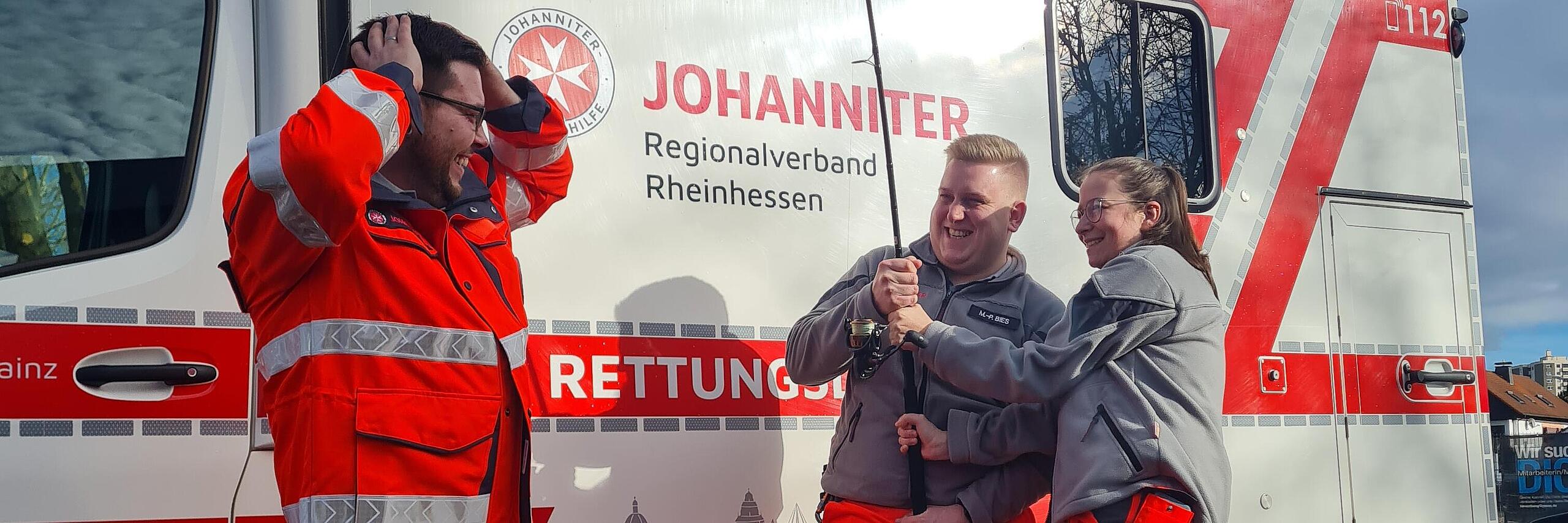 Zwei Notfallsanitäter haben einen neuen Kollegen an einer Angel