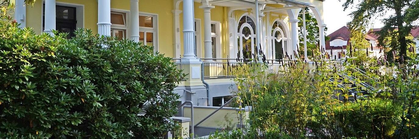 Teile des Gartens und der Veranda der Klinik am Korso für Essstörungen