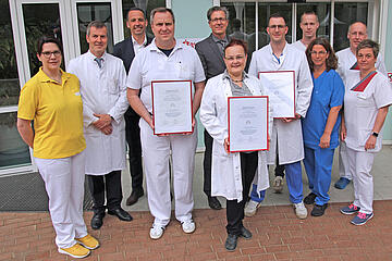 Gruppenfoto von März 2023 von der erstmaligen Zertifizierung als Weaningzentrum der Deutschen Gesellschaft für Pneumologie. Mit Chefarzt, weiteren Ärzten, Pflegekräften, Atem- und Physiotherapeuten 
