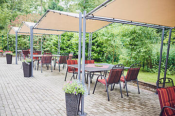 Sitzmöbel im Garten des Johanniter-Stift Gelsenkirchen laden zum Verweilen ein.