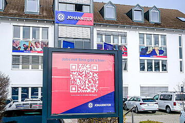 Ein Plakat mit der Aufschrift „Jobs mit Sinn gibt’s hier“ und einem QR-Code.