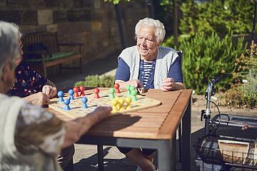 Bewohnende spielen ein Spiel im Garten