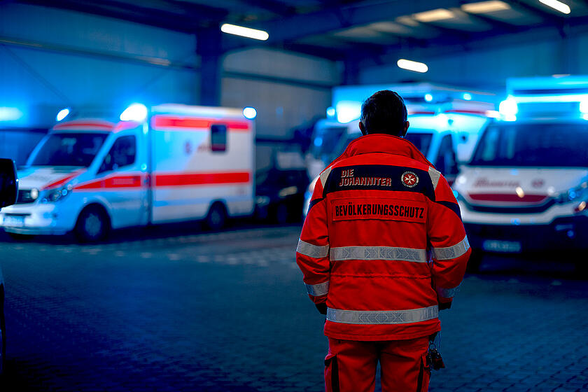 Ein Johanniter aus dem Bevölkerungsschutz steht in der Wagenhalle.
