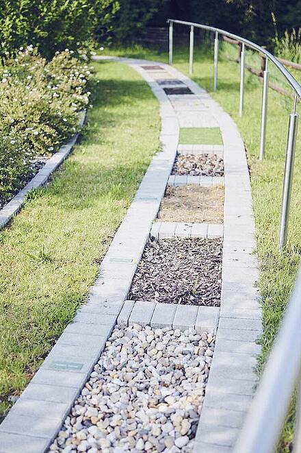 Barfußpfad im Garten