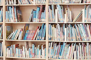 Bücherregal in der Kita Wirbelwind 
