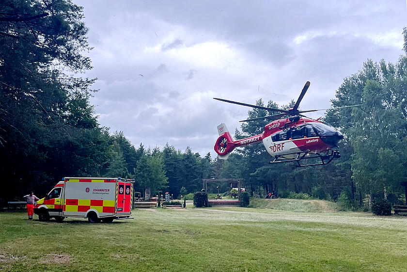 Rettungswagen und Helikopter im Einsatz.