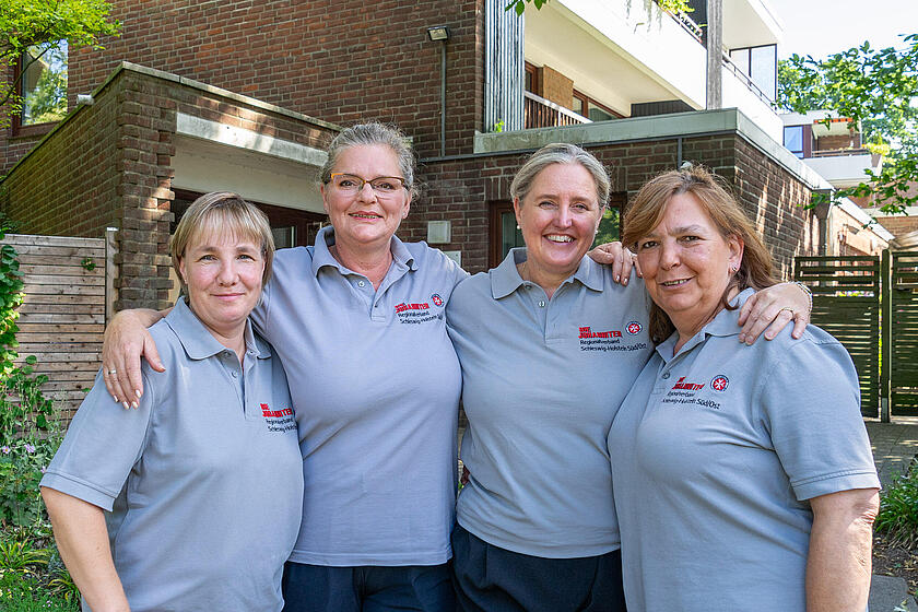 Bedanken sich für die sehr guten Bewertungen in der Qualitätsprüfung: Susanne Eisheuer, Stefani Kalck, Stephanie Engelmann und Kerstin Baß (v.l.) vom Ambulanten Pflegedienst Stormarn der Johanniter. Sie stehen vor dem Gebäude des Pflegedienstes in Ahrensburg.