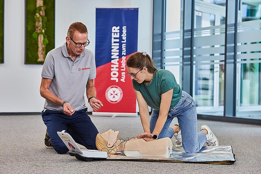 Der Erste-Hilfe-Kurs für Lehrkräfte richtet sich an Lehrerinnen und Lehrer.