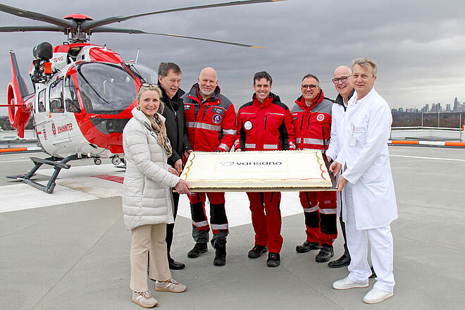 Neuer Landeplatz am varisano Klinikum Frankfurt Höchst: Johanniter Hubschrauber-Crew wird mit großer Torte begrüßt. Anwesend: Geschäftsführungsmitglied und Pilot Frank Zabell, Johanniter-Regionalvorstand Oliver Pitsch, Prof. Dr. med. Daniel Chappell, Chefarzt der Klinik für Anästhesiologie, operative Intensivmedizin, Notfallmedizin und Schmerztherapie.