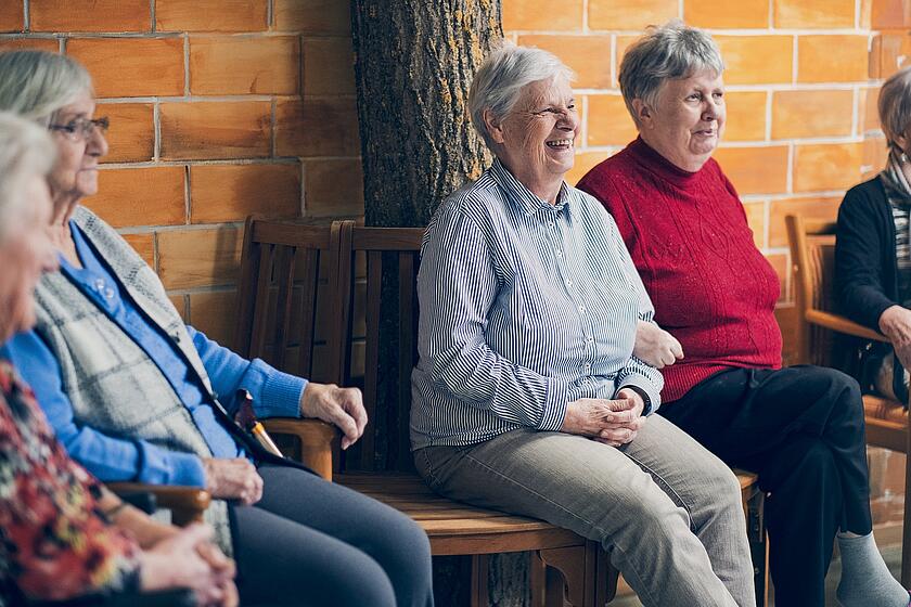 Bewohner lachen in einer familiären und geselligen Gemeinschaft