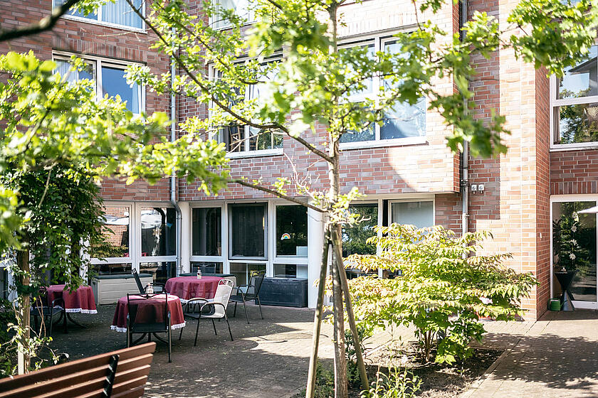 Sonnige Sitzgelegenheiten und Parkplätze vor dem Johanniter-Stift